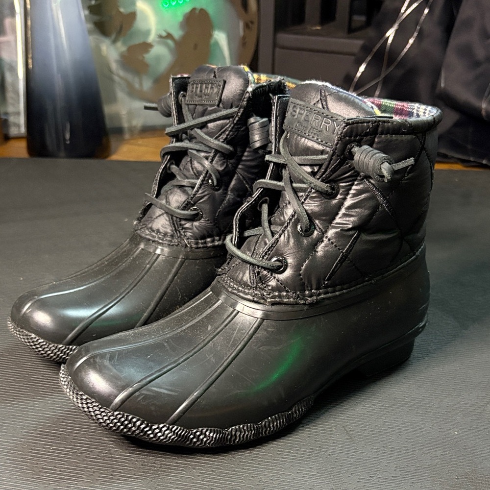 NWOT Sperry Black Quilted Lace-Up Boots